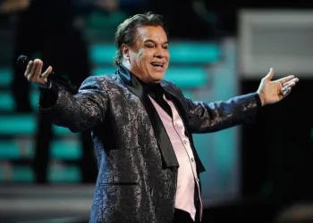 A 10 años de su muerte, en algunos sectores se ha insistido en que Juan Gabriel sigue vivo, llevando una vida "a su manera".