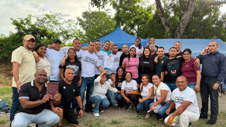 Grupo de 25 expresos políticos del caso Plaza Venezuela, excarcelados de El Rodeo, este 14 de agosto de 2026.