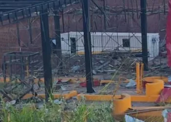 La detonación provocó graves daños en el peaje de Mondomo.