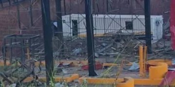 La detonación provocó graves daños en el peaje de Mondomo.