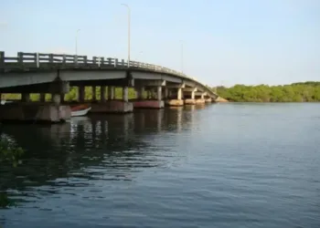 Restringido paso hacia Morrocoy por el puente Punta Brava