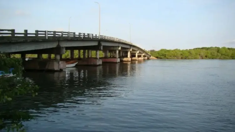 Restringido paso hacia Morrocoy por el puente Punta Brava