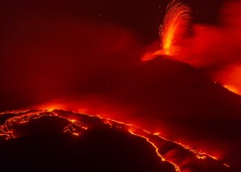La erupción del volcán Etna ha entrado en una fase intensiva de expulsión de ceniza, gases y flujos de lava.