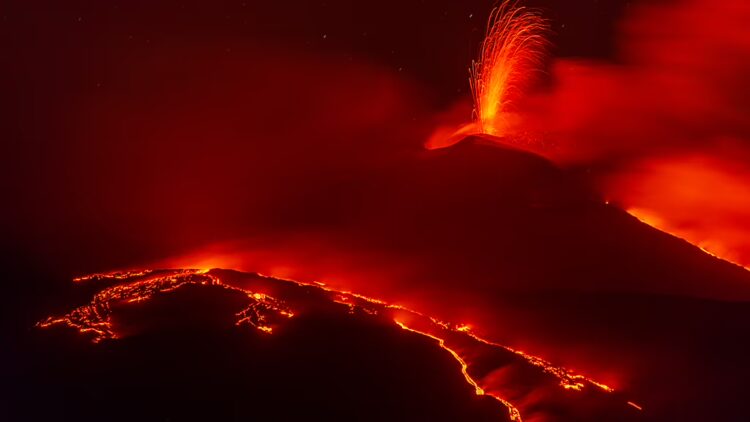 La erupción del volcán Etna ha entrado en una fase intensiva de expulsión de ceniza, gases y flujos de lava.