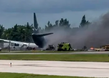 El Departamento de Bomberos y Rescate de Miami-Dade desplegó más de 60 unidades especializadas para combatir el fuego.