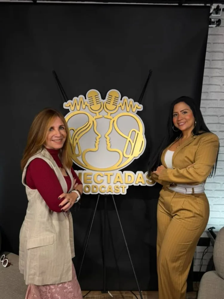 La periodista Sandy Aveledo y la empresaria Thais Acuña, moderadoras del Podcast “Conectadas”.