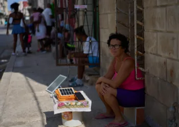 Los cubanos sufren cortes eléctricos frecuentes de hasta 30 horas.