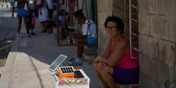 Los cubanos sufren cortes eléctricos frecuentes de hasta 30 horas.