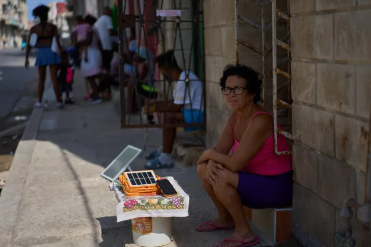 Los cubanos sufren cortes eléctricos frecuentes de hasta 30 horas.
