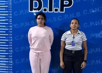 Elizabeth Ochoa enfrenta cargos por tráfico de influencias, ultraje a funcionario público y valimiento de nombre.