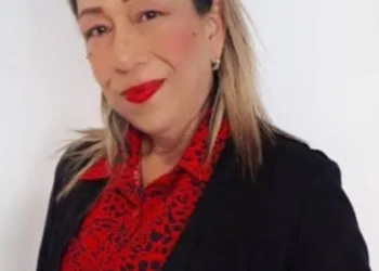 Murió abogada tras caer del puente