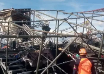 Tres heridos tras colapso de una tarima