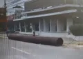 Vecinos de la zona y  conductores esperan que el enorme tubo sea retirado por Hidrocentro.