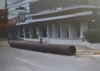 Vecinos de la zona y  conductores esperan que el enorme tubo sea retirado por Hidrocentro.