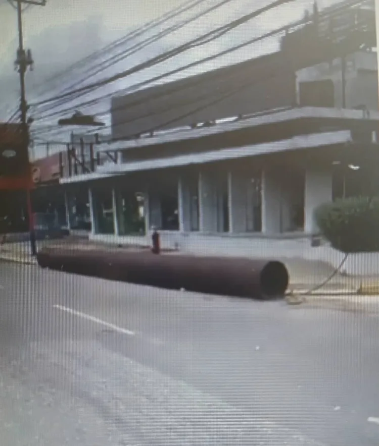 Vecinos de la zona y conductores esperan que el enorme tubo sea retirado por Hidrocentro.