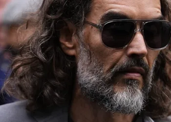 Russell Brand ha participado en diversas producciones de Hollywood, destacando tanto en comedias de acción real como prestando su voz para exitosas películas animadas.