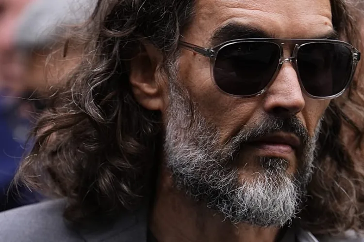 Russell Brand ha participado en diversas producciones de Hollywood, destacando tanto en comedias de acción real como prestando su voz para exitosas películas animadas.