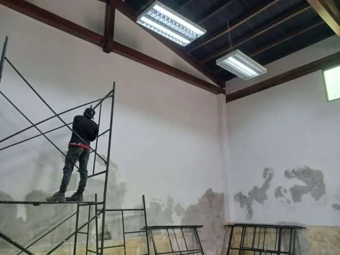 Los trabajos incluyen reparaciones del techo y pintura interior.