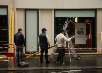 Centros urbanos blindaron sus fachadas y vitrinas con paneles de madera y planchas metálicas.