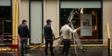 Centros urbanos blindaron sus fachadas y vitrinas con paneles de madera y planchas metálicas.