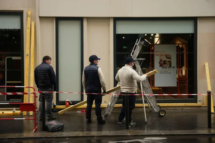 Centros urbanos blindaron sus fachadas y vitrinas con paneles de madera y planchas metálicas.