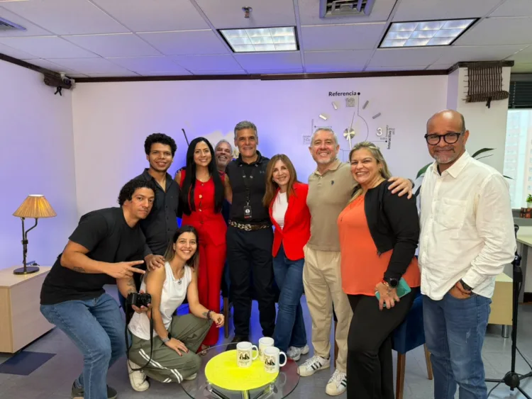 La visita a la sede de Contrapunto.com estuvo marcada por la camaradería.