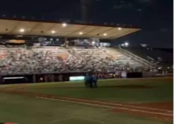 El estadio Luis Aparicio "El Grande", se fue quedando a oscuras durante el partido de este viernes 16.