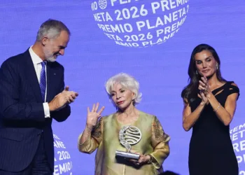 La escritora chilena Isabel Allende (c), acompañada por los reyes de España Felipe (i) y Letizia (d), gana el Premio Planeta 2026 con 'La hora antes del Alba', en la 75 edición del Premio Planeta de novela, esta noche de jueves en Barcelona. EFE/ Alejandro García