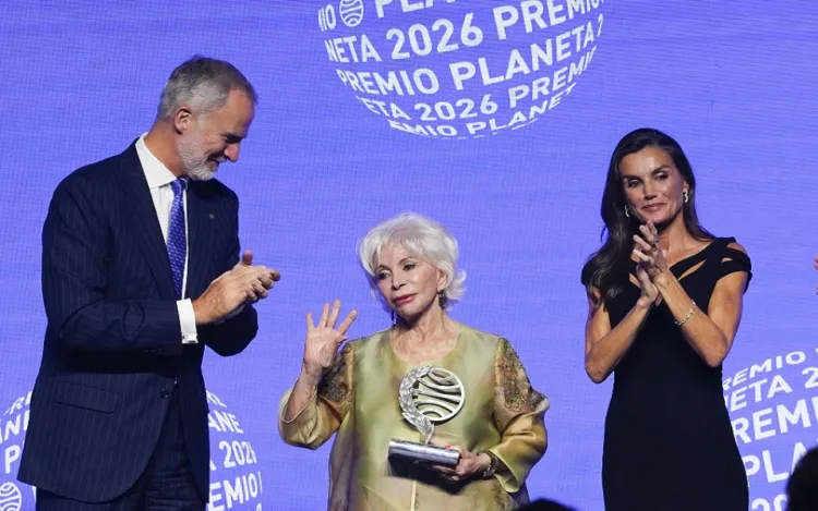 La escritora chilena Isabel Allende (c), acompañada por los reyes de España Felipe (i) y Letizia (d), gana el Premio Planeta 2026 con 'La hora antes del Alba', en la 75 edición del Premio Planeta de novela, esta noche de jueves en Barcelona. EFE/ Alejandro García