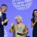 La escritora chilena Isabel Allende (c), acompañada por los reyes de España Felipe (i) y Letizia (d), gana el Premio Planeta 2026 con 'La hora antes del Alba', en la 75 edición del Premio Planeta de novela, esta noche de jueves en Barcelona. EFE/ Alejandro García