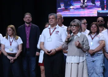 La Dra. Jessy Divo de Romero, en su discurso, inspiró a los jóvenes a asumir esta nueva etapa con compromiso y esperanza.