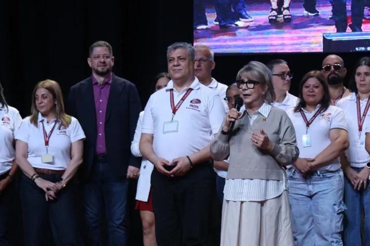 La Dra. Jessy Divo de Romero, en su discurso, inspiró a los jóvenes a asumir esta nueva etapa con compromiso y esperanza.