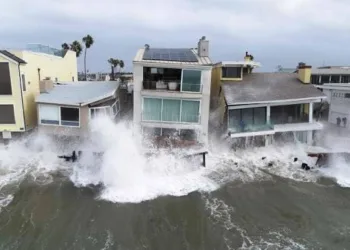 Al menos 13 viviendas frente al mar fueron declaradas inhabitables y recibieron etiquetas rojas de seguridad.