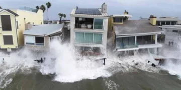 Al menos 13 viviendas frente al mar fueron declaradas inhabitables y recibieron etiquetas rojas de seguridad.