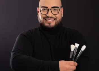 Enyerber Yajure combina el maquillaje con la comunicación social.