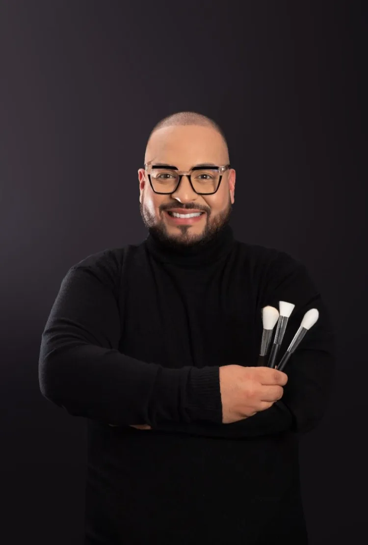 Enyerber Yajure combina el maquillaje con la comunicación social.