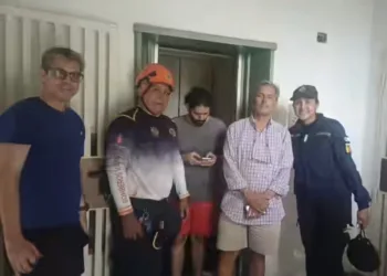 Sano y salvo salió del ascensor el ciudadano auxiliado por los efectivos bomberiles.